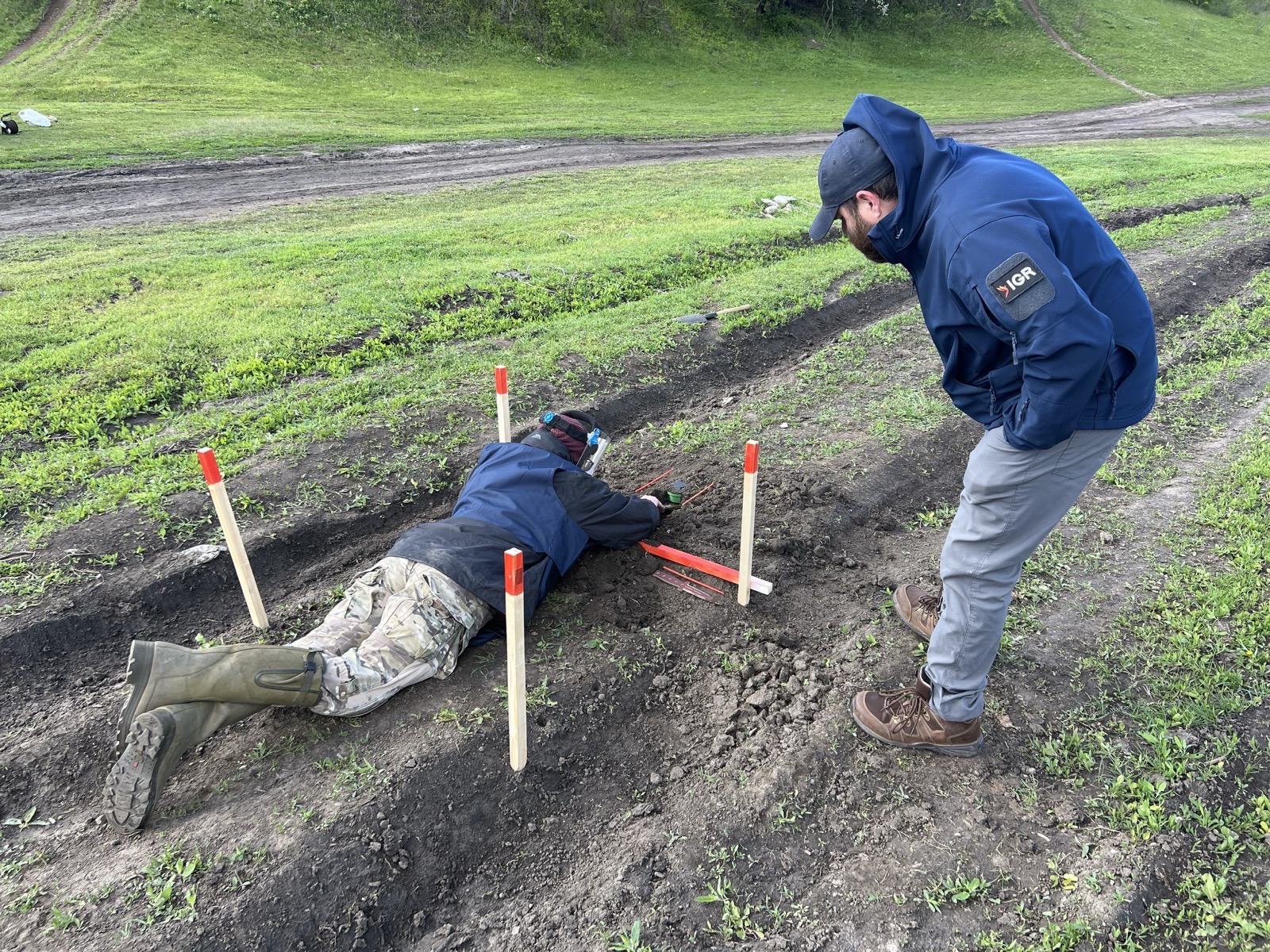 An IGR instructor supervising a practical EOD training exercise
